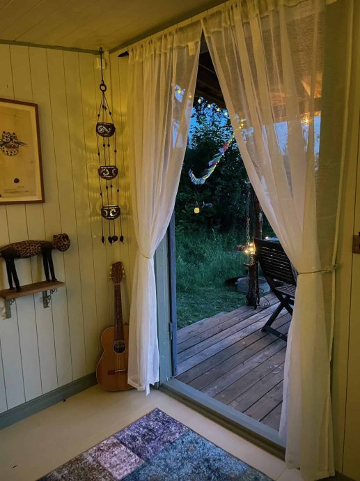 Chillbilly cabin in evening
